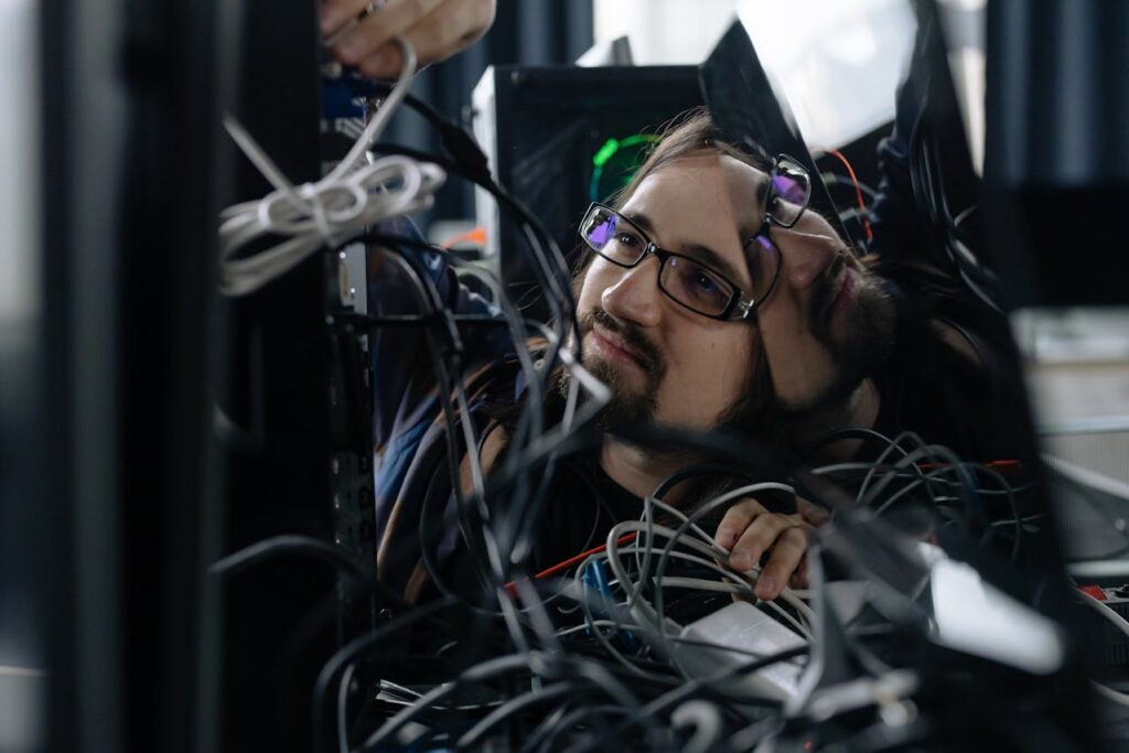 Zo houd je kabels netjes weggewerkt en je ruimte overzichtelijk